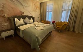 Luxuroom